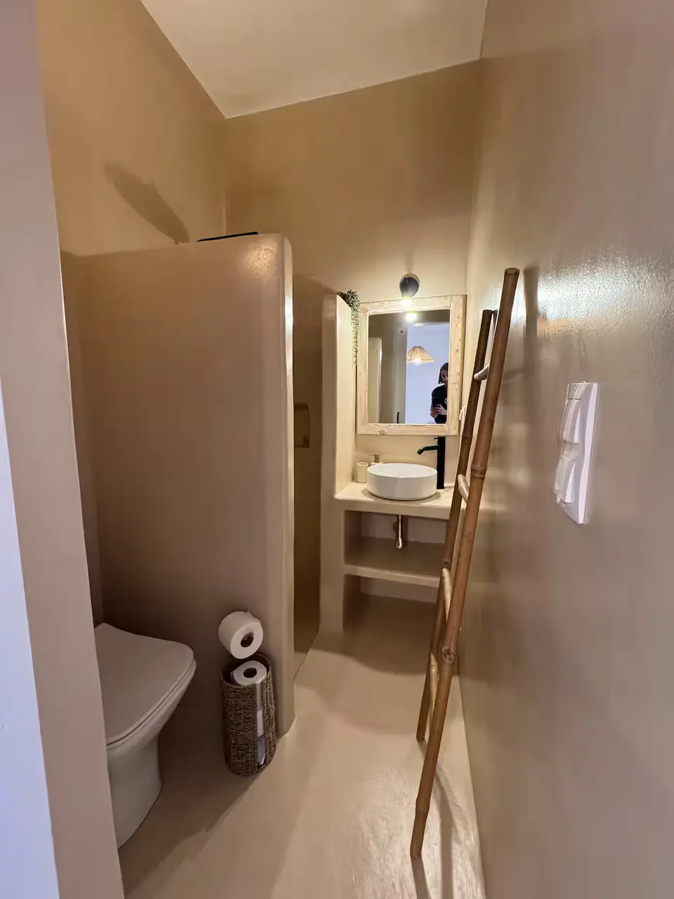 Central Two Storey Home bethroom